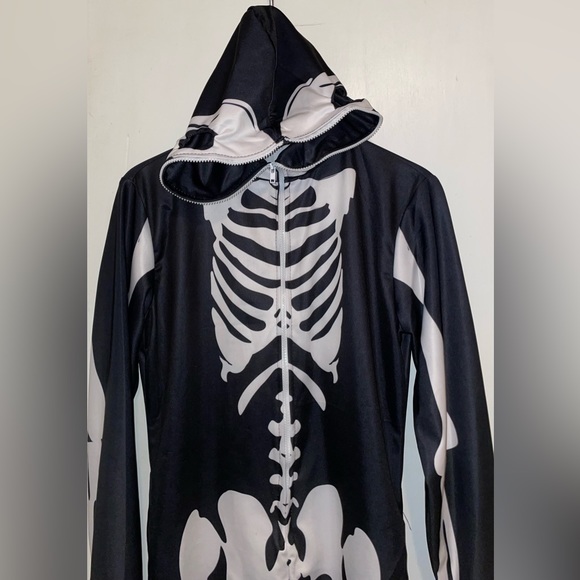 Women’s Medium Skeleton Onsie has 2 pocket, a zip up hood which is the Head. - Picture 2 of 12